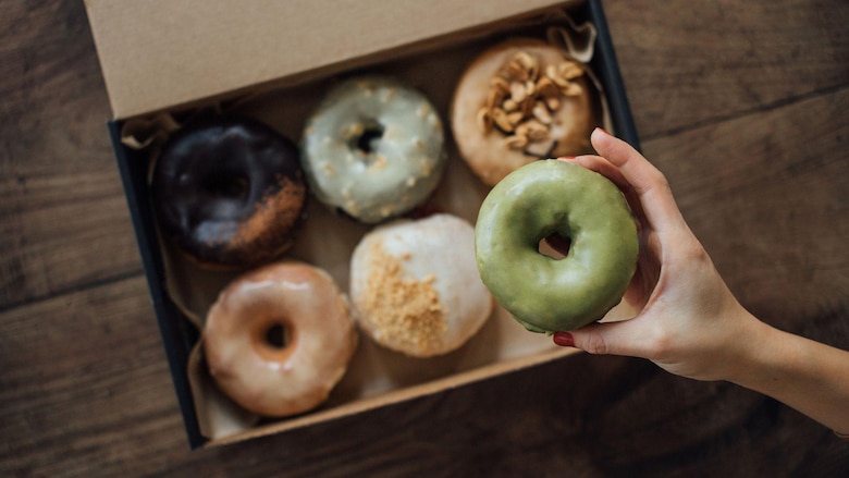 Cómo la moda de tomar matcha está agotando el suministro de este preciado té japonés