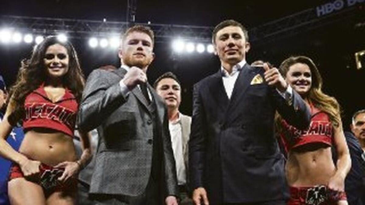El mexicano Saúl ‘Canelo’Álvarez, (izq.), junto a Gennady Golovkin, su próximo rival, después de despachar a Julio César Chávez Jr. en el MGM Grand Garden Arena.