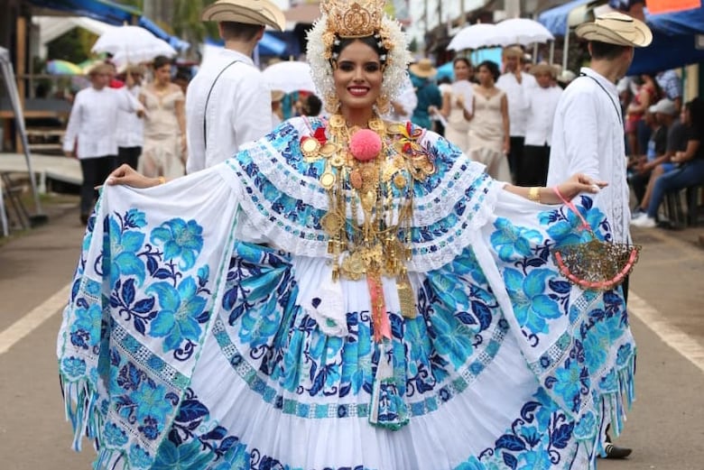 Así vive La Villa de Los Santos el 10 de noviembre: entre el fervor patriótico y la escasez de agua