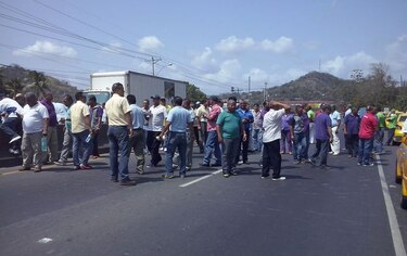 Taxistas protestan en los predios de la ATTT de La Chorrera