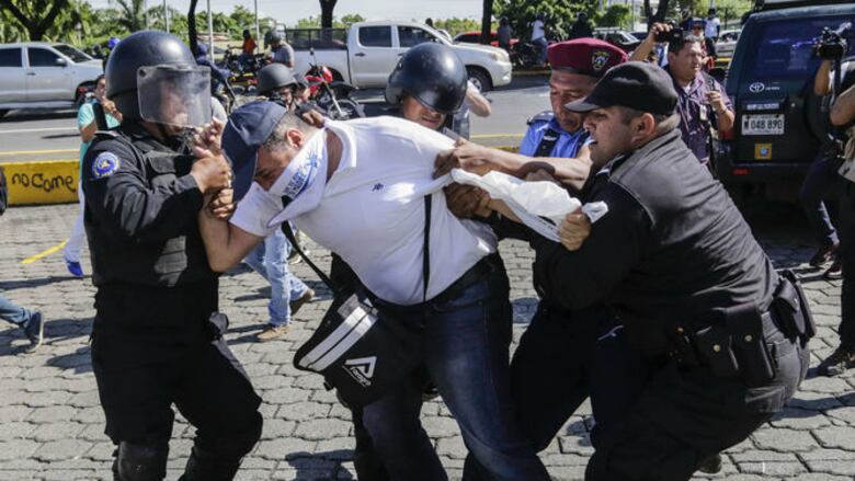 Policía de Nicaragua detiene a dirigentes opositores en manifestación
