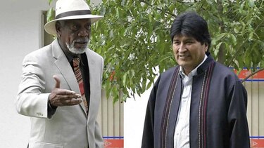 Morgan Freeman entrevista a Evo Morales sobre su vida política