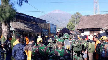 Sismo en Indonesia deja a cientos de turistas atrapados en una montaña