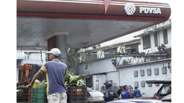 Escasez de gasolina golpea a venezolanos