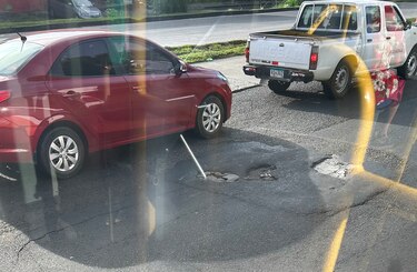 Baches en la vía Transístmica Gonzalillo-Las Cumbres: un peligro creciente para conductores