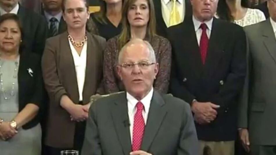 Kuczynski renuncia por el clima de ingobernabilidad en Perú