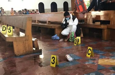 Sacerdote es atacado con ácido por una mujer en la catedral de Nicaragua