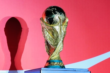 El trofeo de la Copa del Mundo llega a Bogotá de la mano de Trezeguet