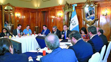 Jimmy Morales busca apoyo en gremios y sectores oficiales