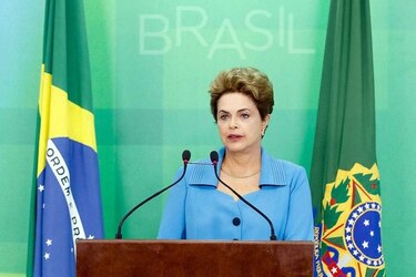 Rousseff 'indignada', promete 'seguir luchando' contra el proceso de destitución