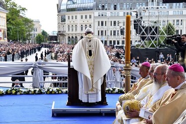 El papa Francisco insta a los búlgaros a abrirse a los inmigrantes