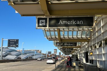 Estados Unidos reduce el tráfico aéreo en 40 aeropuertos y genera retrasos en vuelos; se esperan cancelaciones