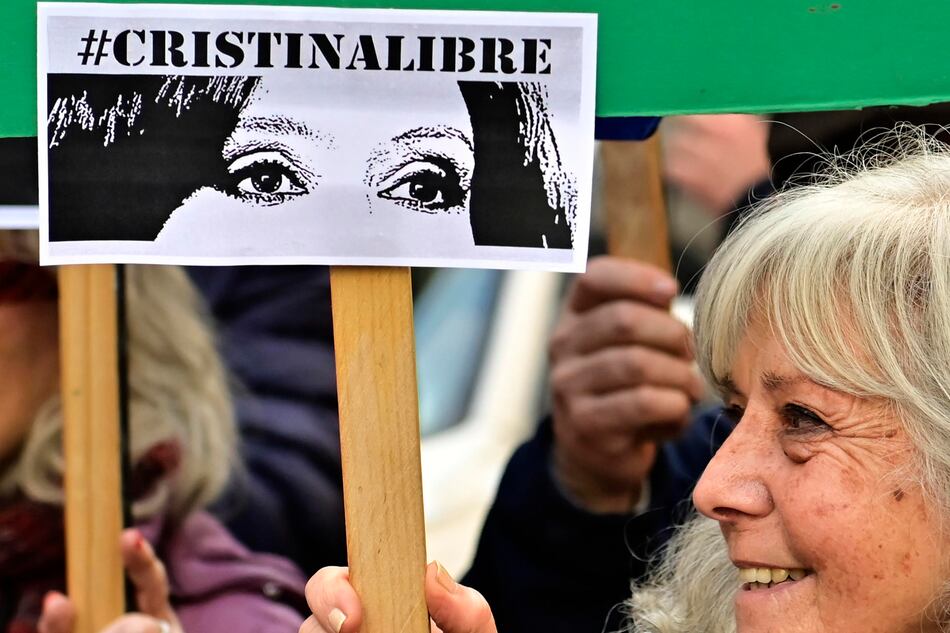 La Justicia argentina otorga la prisión domiciliaria a la expresidenta Cristina Fernández