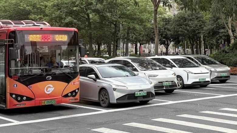 “Manejo un auto eléctrico porque soy pobre”: cómo China logró masificar la compra de estos vehículos entre sus ciudadanos