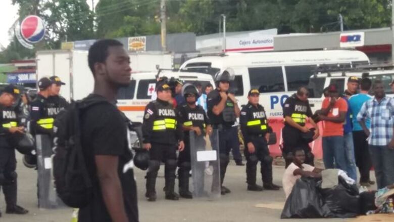 Migrantes africanos siguen a la intemperie en frontera tico-panameña