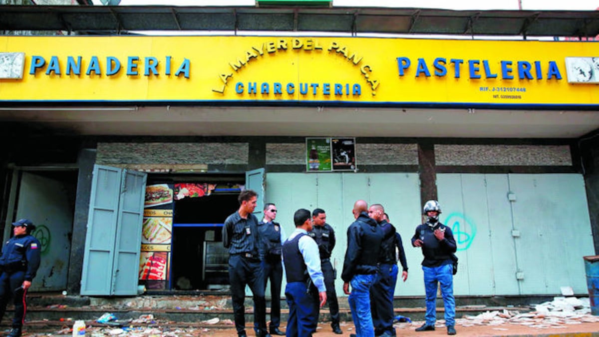 Agentes de criminalística revisan la escena donde murieron los ocho delincuentes que se electrocutaron cuando destrozaban el lugar.