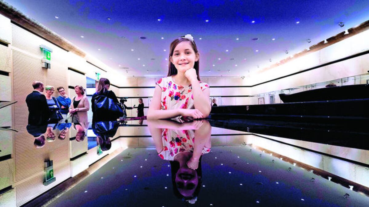 (1 y 2) La niña y compositora prodigio se inició en la música a los dos años. (3) Tocará el violín y el piano en el concierto de su propia ópera llamada ‘Cenicie