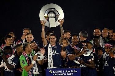 Kylian Mbappé festeja su renovación con un triplete; emotivo adiós de Ángel Di María