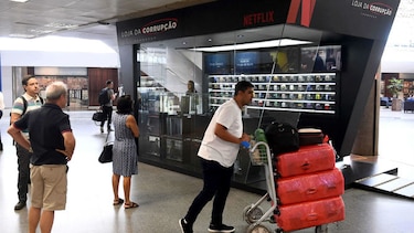Netflix abre cadena de 'tiendas de la corrupción' en aeropuertos de Brasil