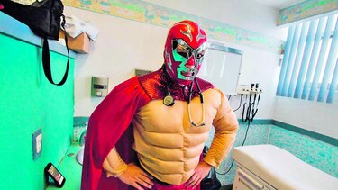 El médico que atiende disfrazado