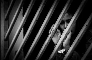 Madre de joven detenida en protesta: a mi hija le dan comida descompuesta