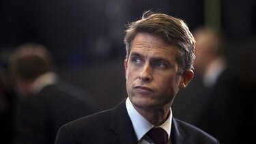 Despiden al secretario de defensa británico por filtraciones sobre Huawei