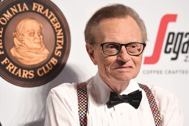Periodista Larry King hospitalizado por la Covid-19