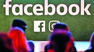 Facebook reporta problema en su software