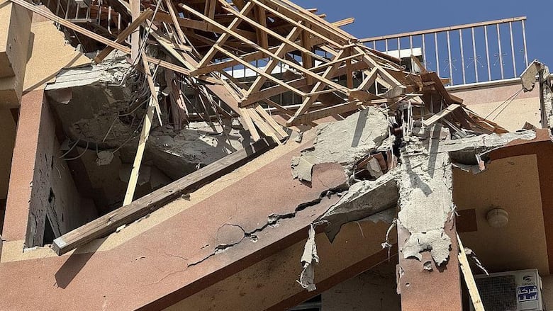 ‘No hay ningún lugar seguro’: al menos 20 muertos, entre ellos 5 periodistas, en un doble ataque de Israel contra un hospital en Gaza