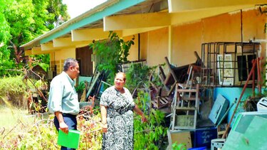 Maestros paralizan clases para exigir mejoras en escuela