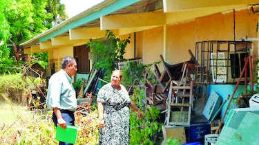 Maestros paralizan clases para exigir mejoras en escuela