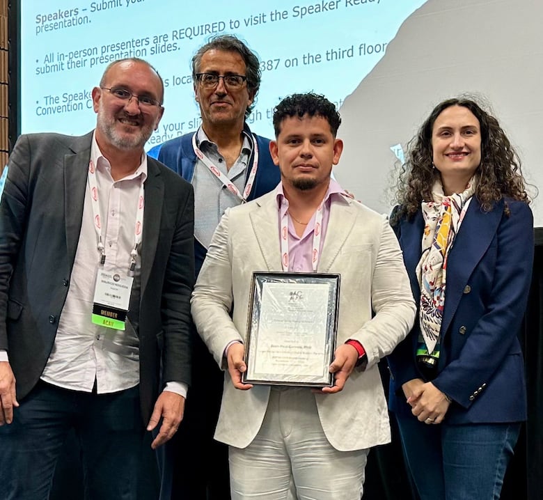 El científico panameño Jean Paul Carrera recibe premio por su trabajo en arbovirus en EU