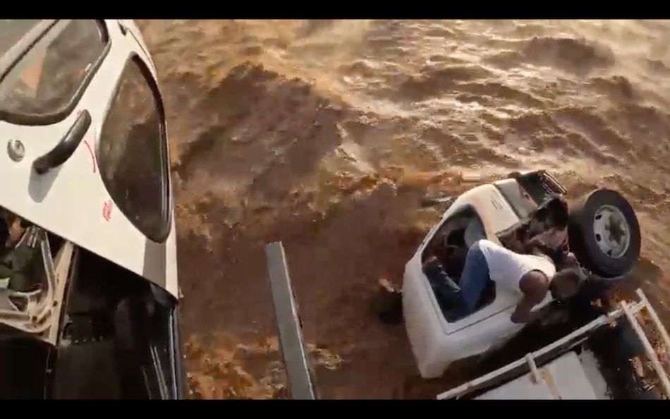 Un helicóptero de una oenegé rescata a un camionero durante una crecida de río