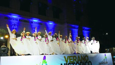 Jueves de danzas al aire libre