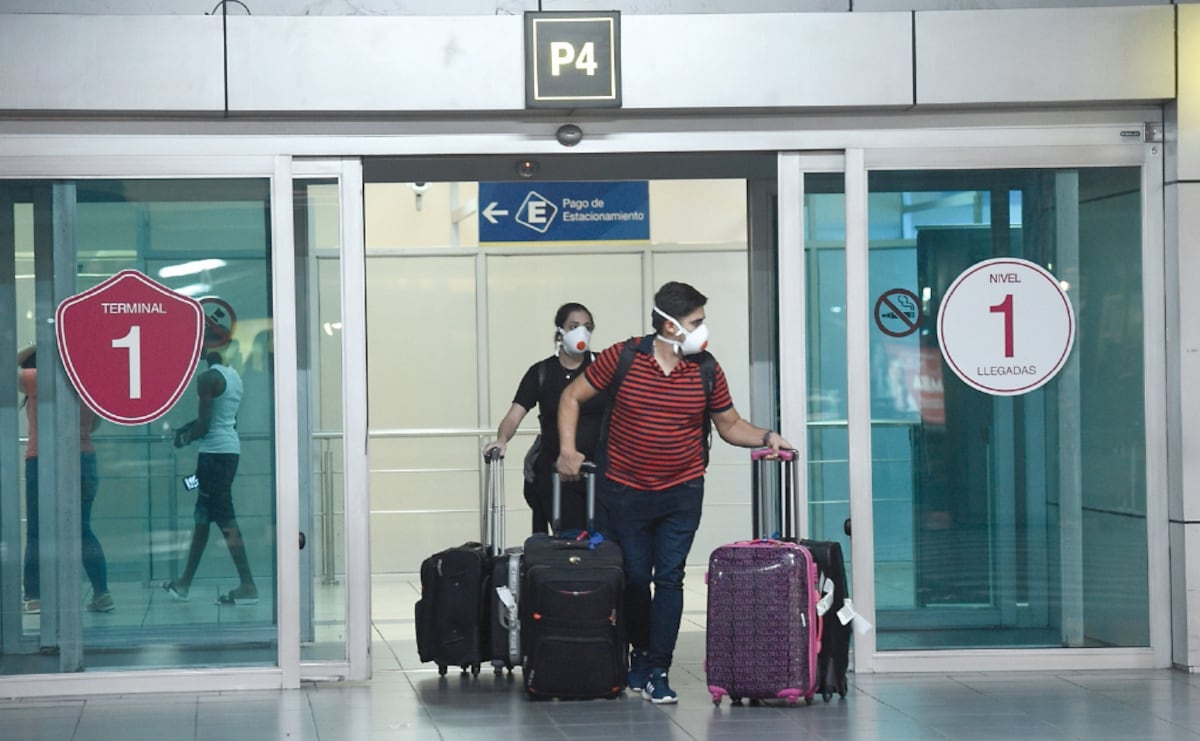 Desde ayer fueron suspendidos los vuelos desde y hacia Europa; los de Asia ya lo estaban. Agustín Herrera