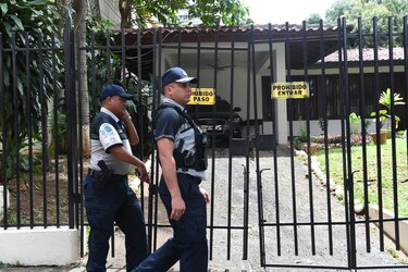 Saúl Méndez sale de la embajada de Bolivia rumbo a ese país tras concedérsele asilo y salvoconducto