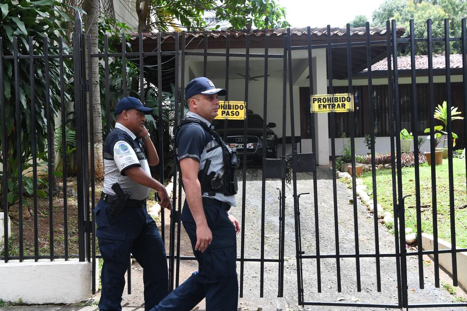 Saúl Méndez sale de la embajada de Bolivia rumbo a ese país tras concedérsele asilo y salvoconducto