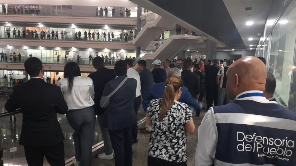 Tensión en la Asamblea: Funcionarios reclaman en el despacho del diputado Jorge Bloise