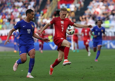 Francia y Mbappé mejoran sin premio