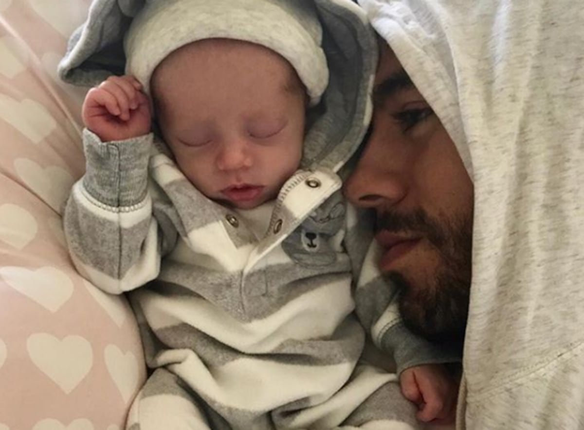 El cantante Enrique Iglesias junto a uno de sus hijos.