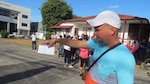 Migrantes cubanos compran boletos en David para viajar a México
