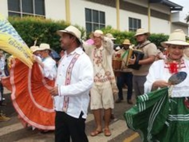 Desfile folclórico del Festival del Manito: Derroche de costumbres y tradiciones