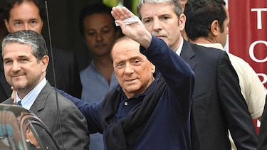 Silvio Berlusconi sale del hospital tras operación al corazón