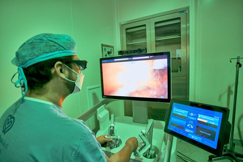 Pacífica Salud realizó la primera cirugía en Panamá y Centroamérica con el sistema de cirugía asistida por Robot HUGO™