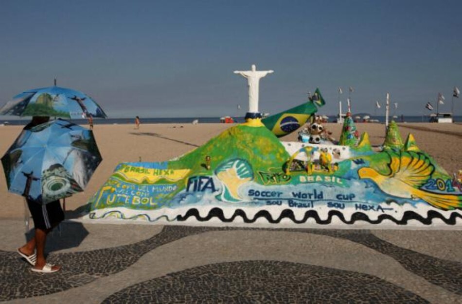 Prohibido dormir en la playa; advertencia para aficionados que van al Mundial