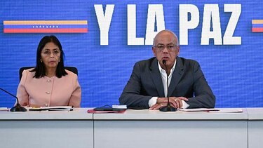 Quién es Delcy Rodríguez, la poderosa vicepresidenta de Venezuela a quien el Tribunal Supremo de Justicia nombró sucesora de Maduro