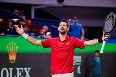 Djokovic alcanza décima semifinal en Shanghái y acaricia el título
