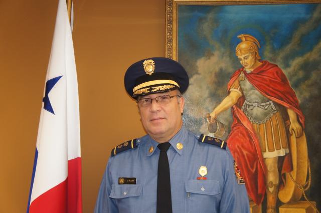 Henríquez designa director y subdirector interinos en el Cuerpo de Bomberos