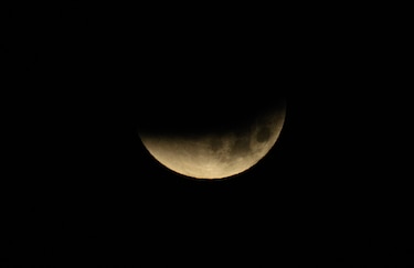 Un eclipse lunar total deja una 'Luna de sangre' desde Japón hasta América