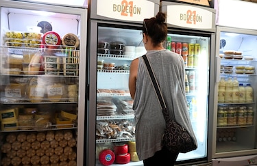 Cómo la apertura de tiendas privadas de alimentos en Cuba destapó una desigualdad ‘invisible’